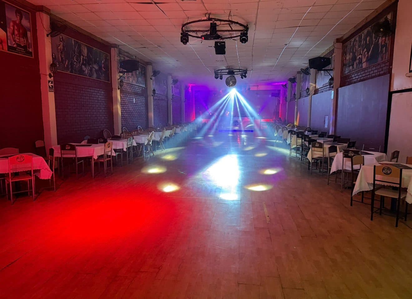 Pista de baile de Kactus Pub lista para un evento
